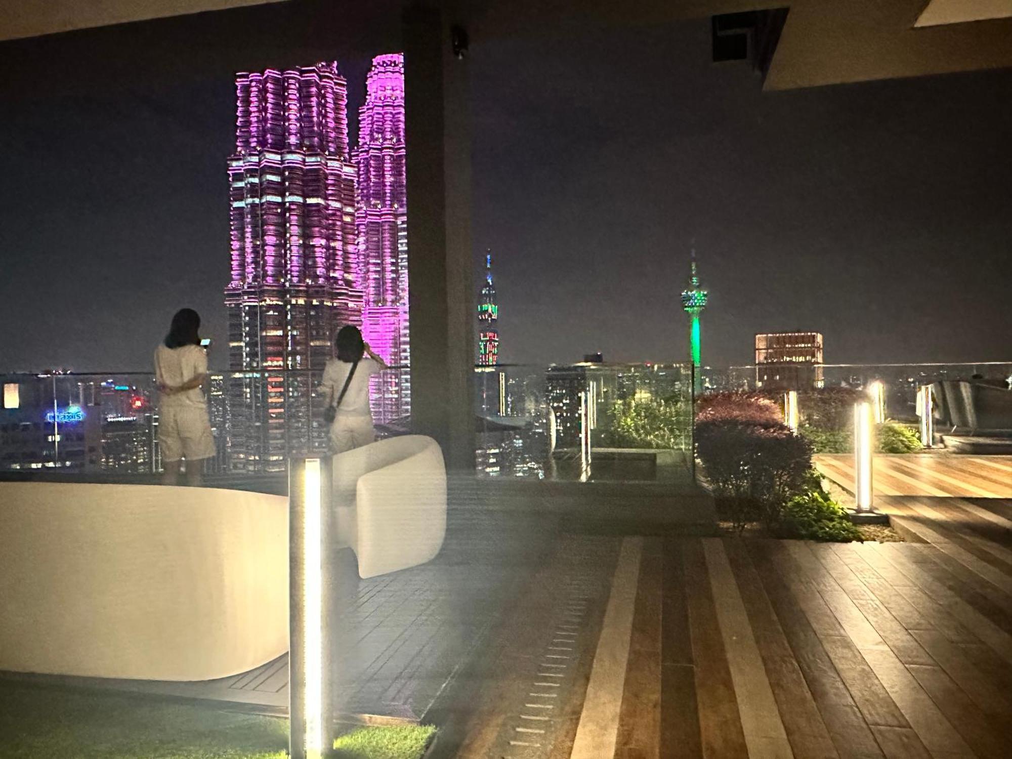 Appartamento Star At Klcc By Eae Kuala Lumpur Esterno foto